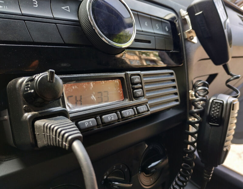 radio policia en auto
